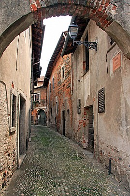 Vicolo del castello (Foto di Alessandro Vecchi - CC-BY-SA 2008)